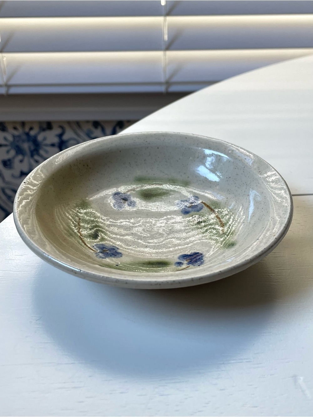 Charming signed art pottery speckled shallow trinket bowl w/ flowers rustic - Picture 2 of 9